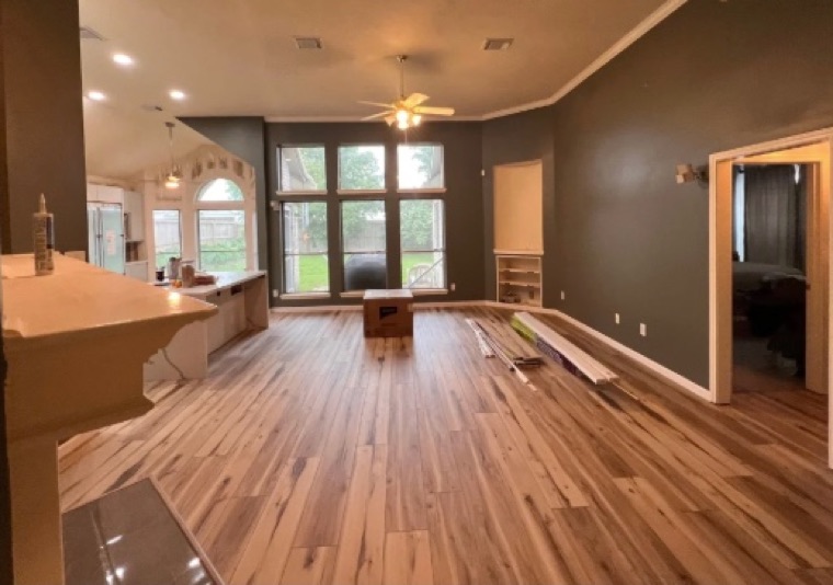 A Houston living room with dark brown walls before Liberty Painting repainted it